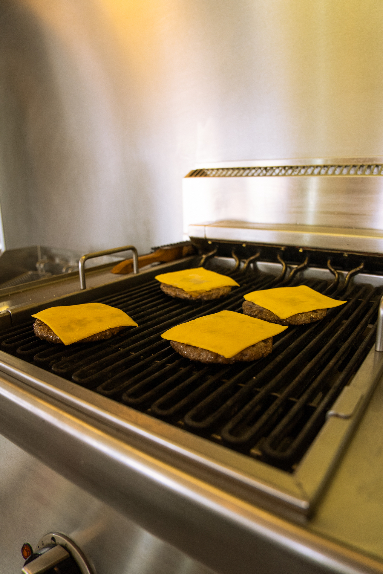 Bøffer med cheddar på grillen