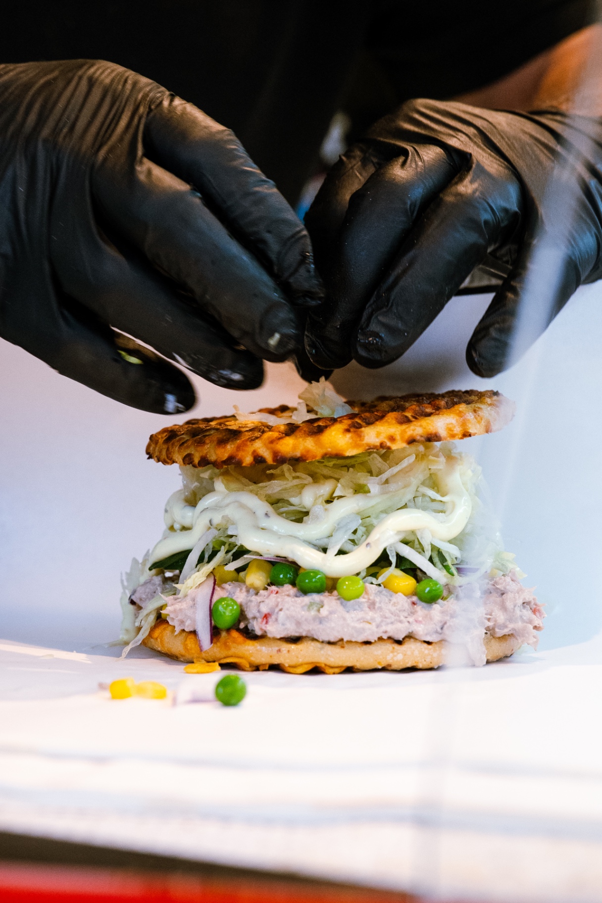 Låget lægges på sandwichen