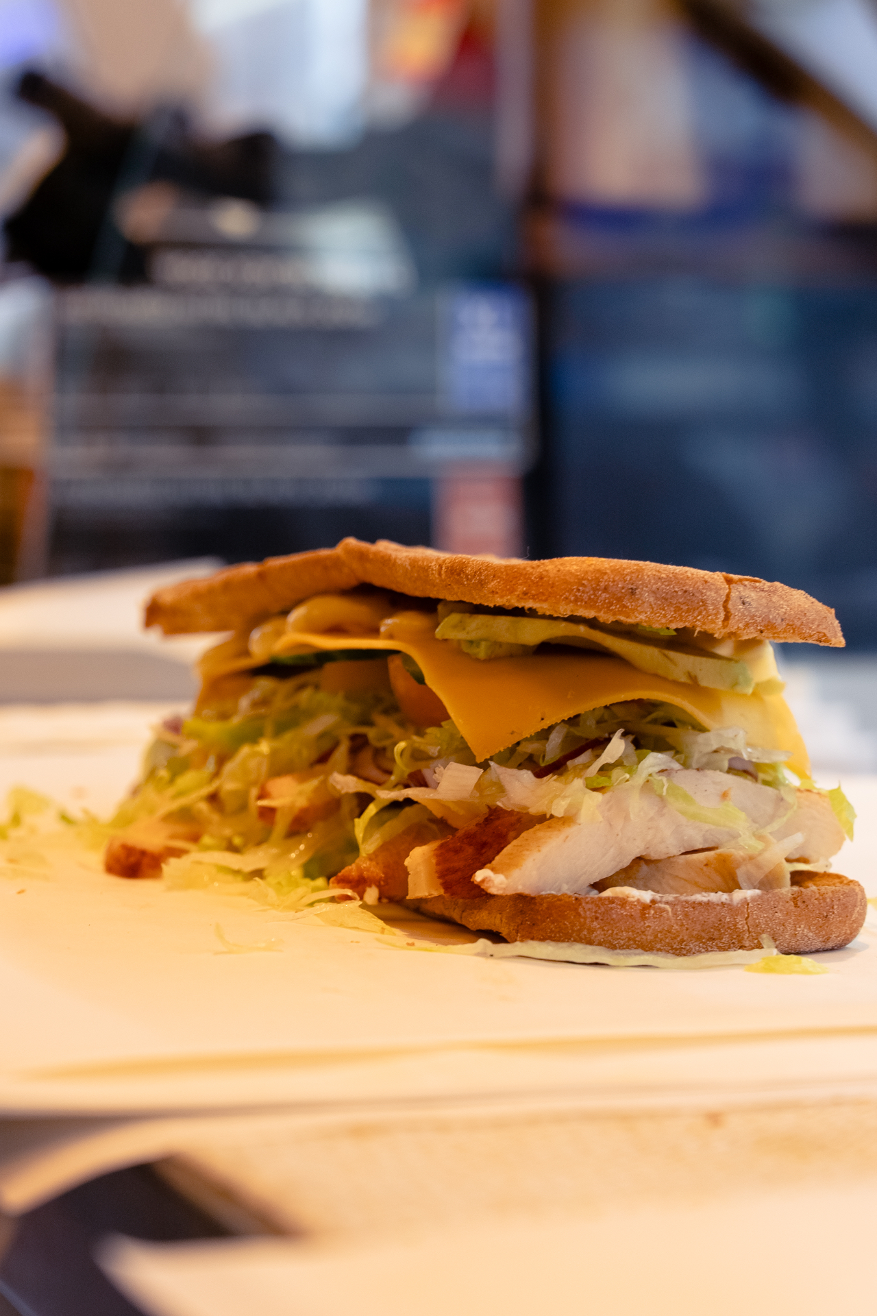 Sandwich med kylling, ost og salat