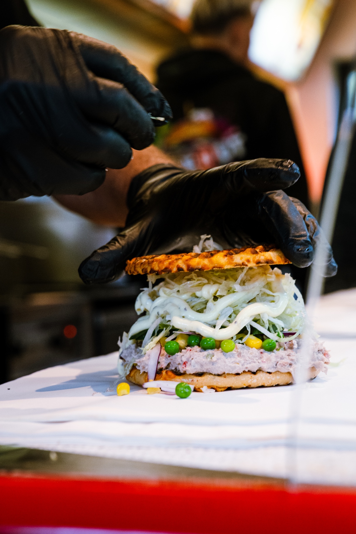 Sandwich bygges med tunsalat og grønt