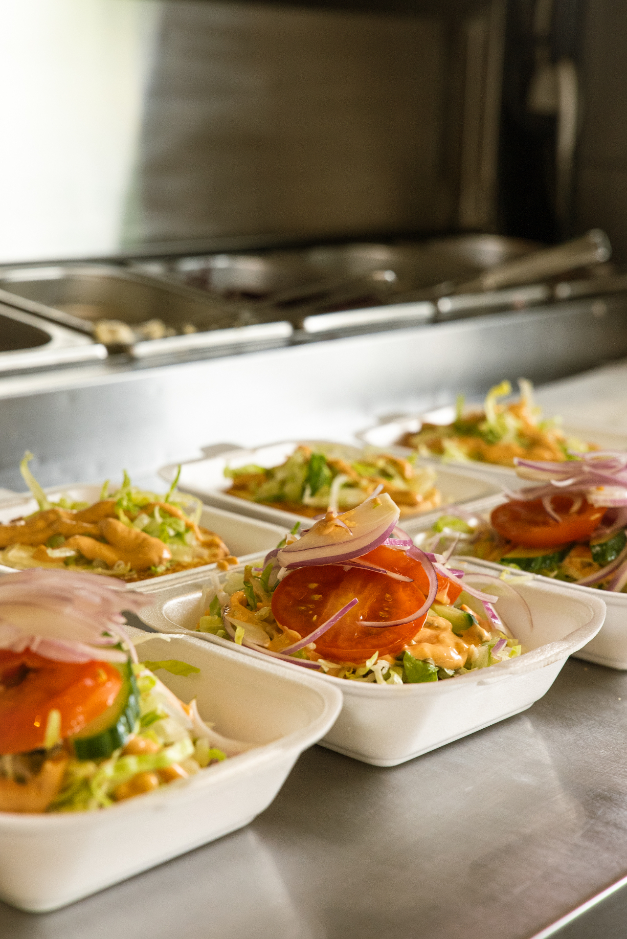 Friske bakker med salat og dressing