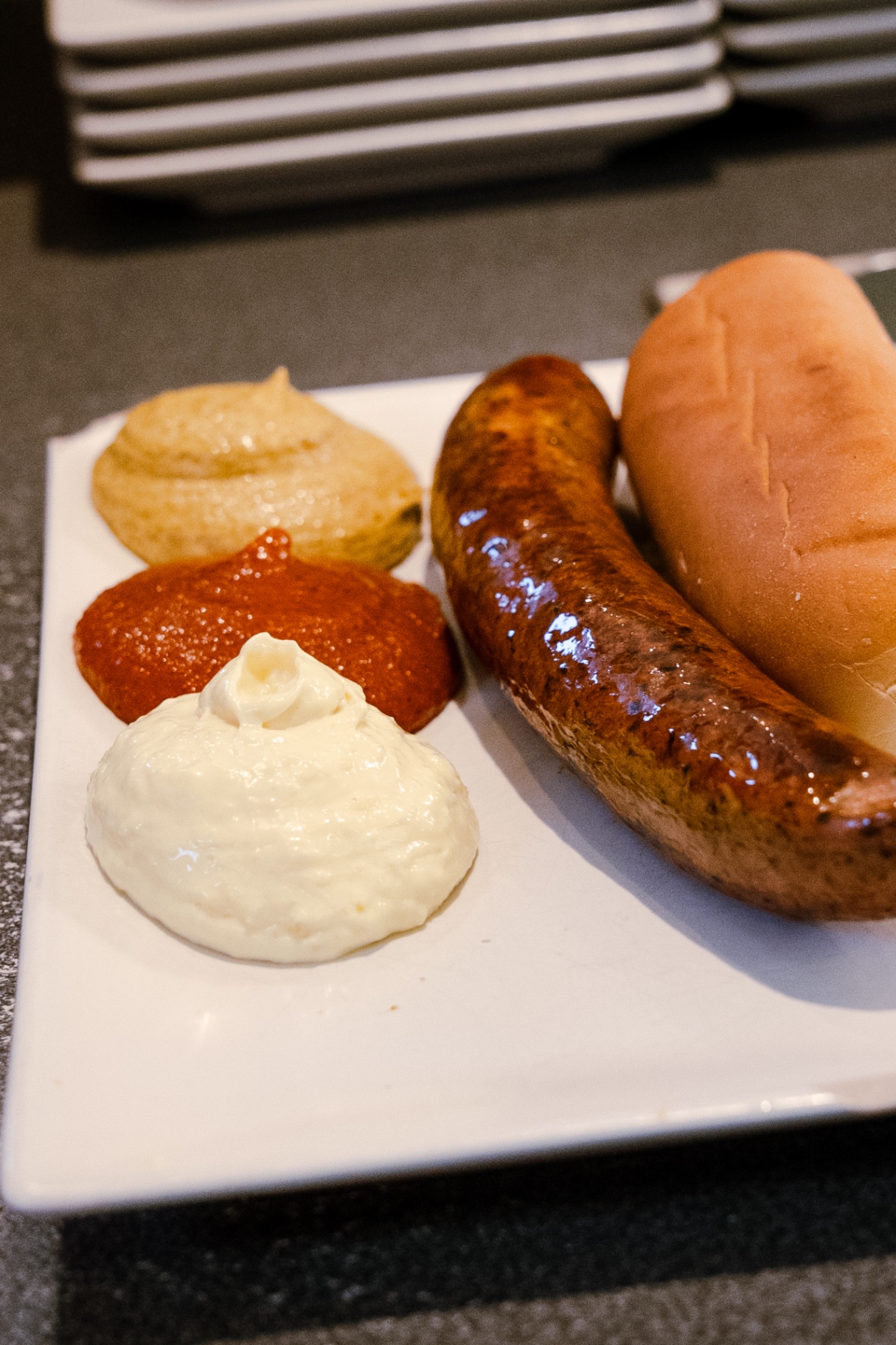 Grillpølse med brød og tre slags dressing