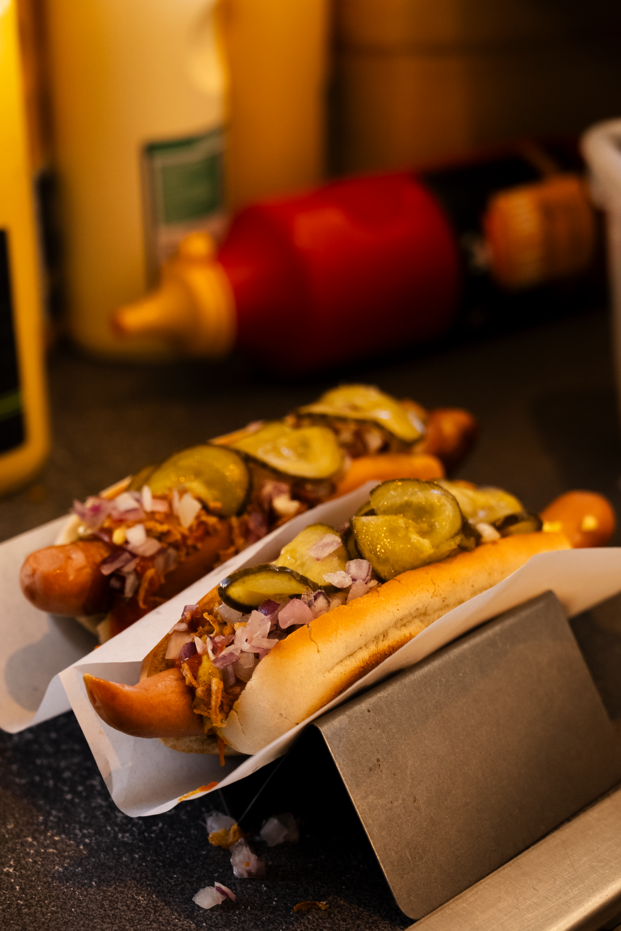 Hotdogs med ristede løg, rødløg og agurker