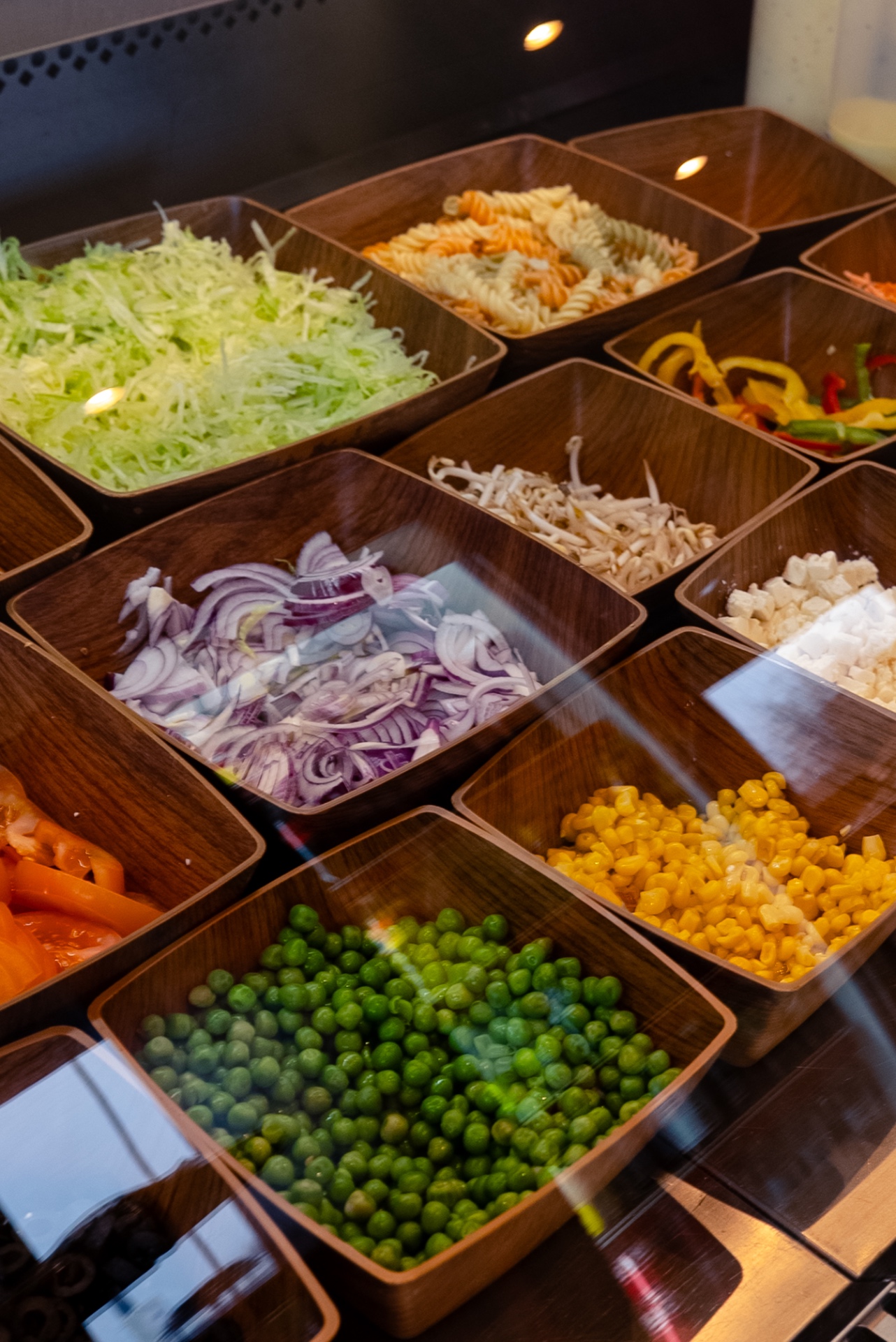 Salatbar med friske grøntsager