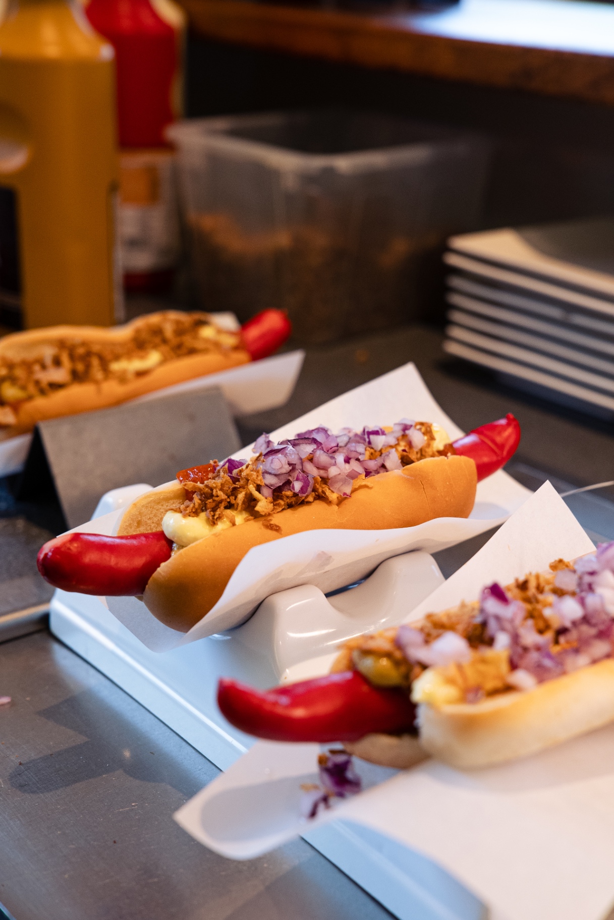 Hotdogs med ristede løg og rødløg