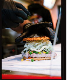 Sandwich bliver bygget i køkkenet