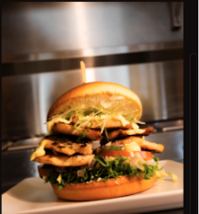 Kyllingeburger på tallerken
