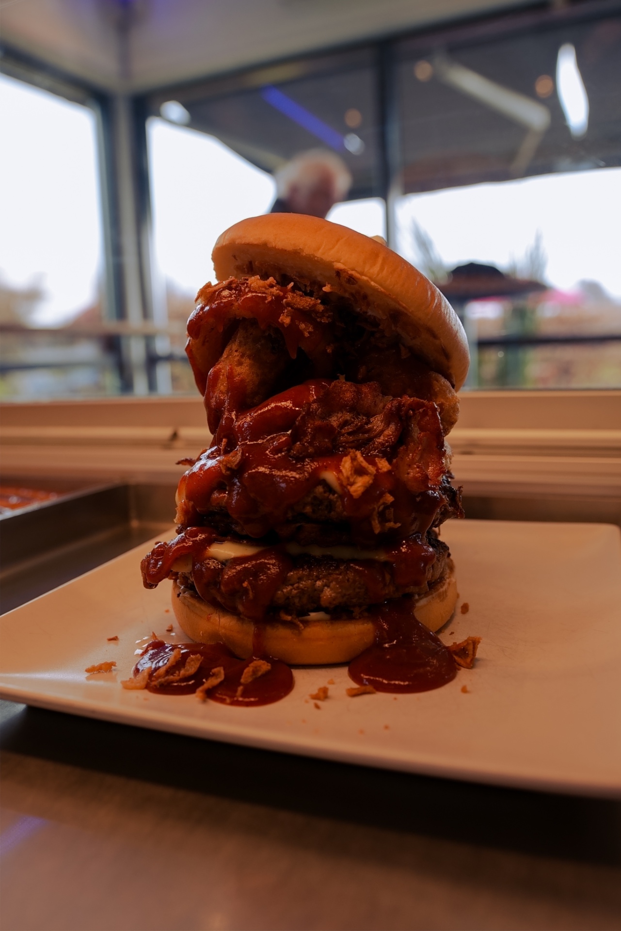 Stor stablet burger med BBQ-sauce