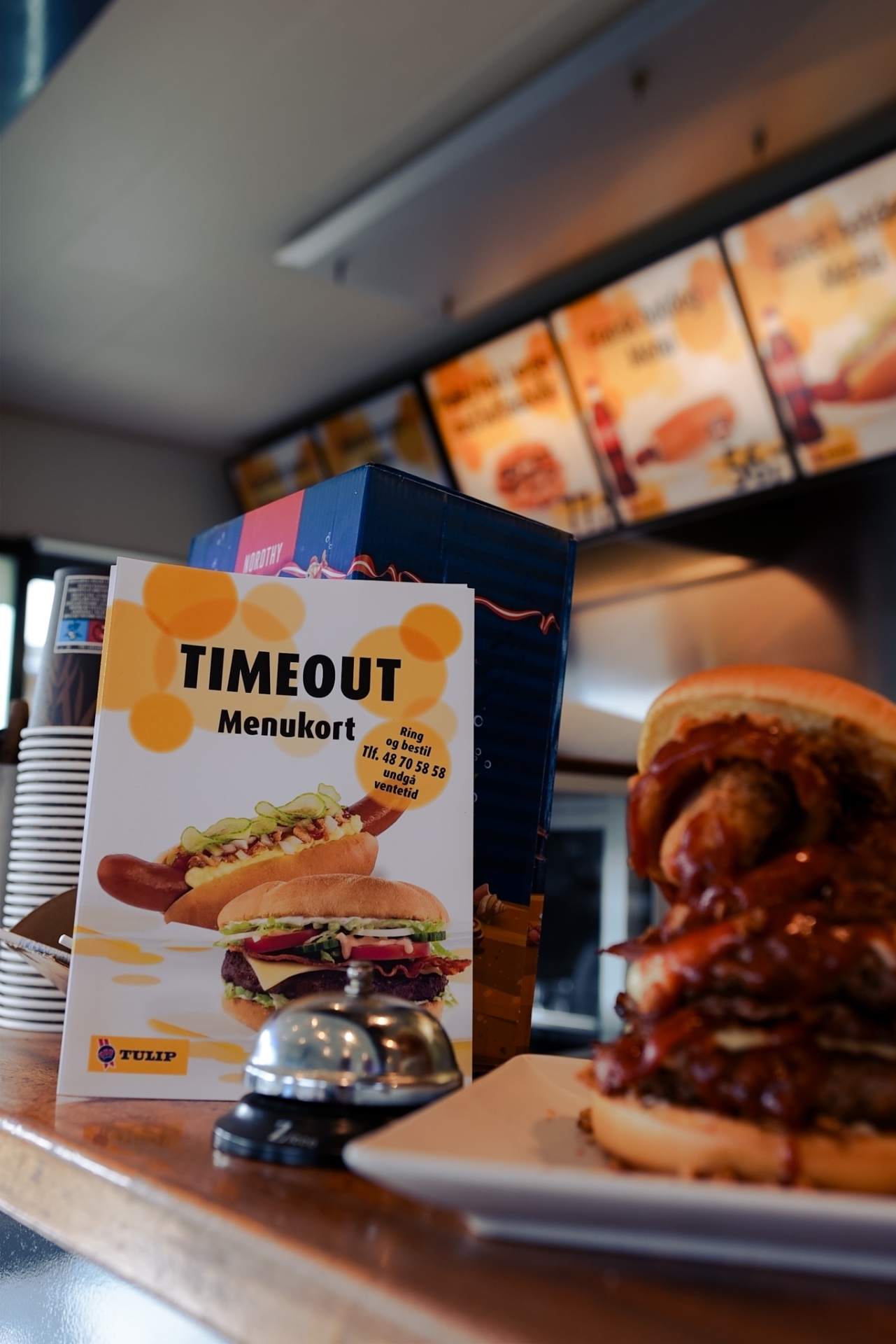 Timeout menukort og burger ved disken