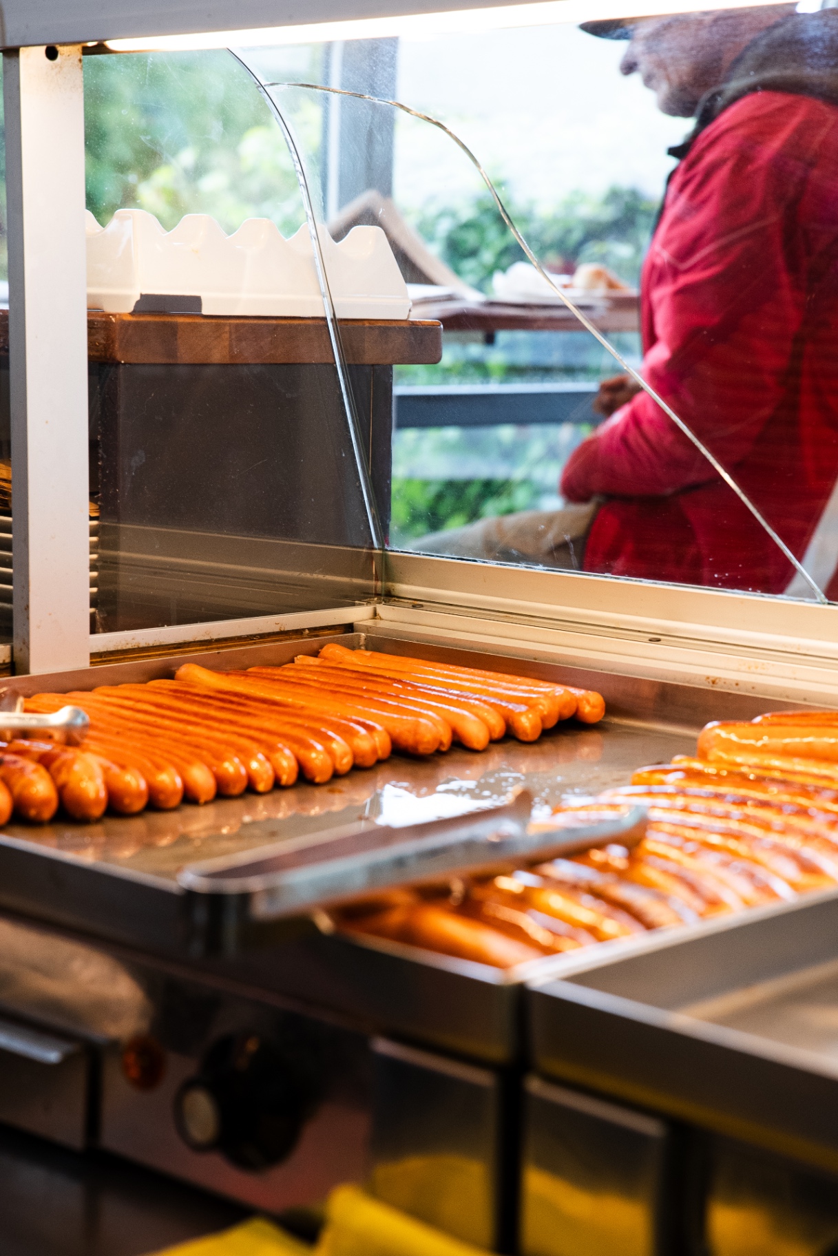Røde pølser på grillen